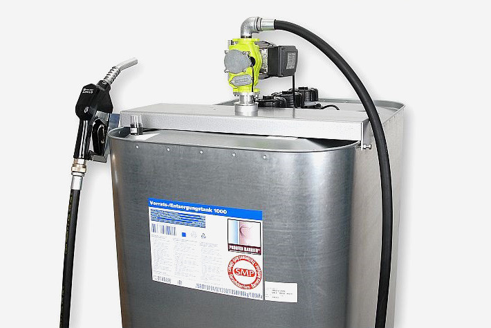Frontansicht einer 1.000 Liter Heimtankstelle mit Armaturen und Tankvorrichtung.