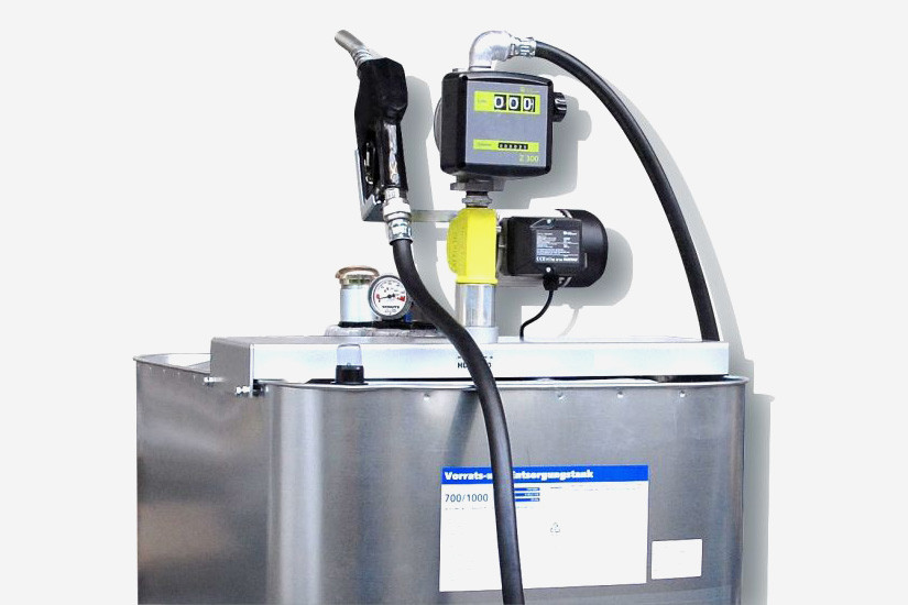 Frontansicht einer 1.000 Liter Heimtankstelle mit Armaturen und Tankvorrichtung, freigestellt.