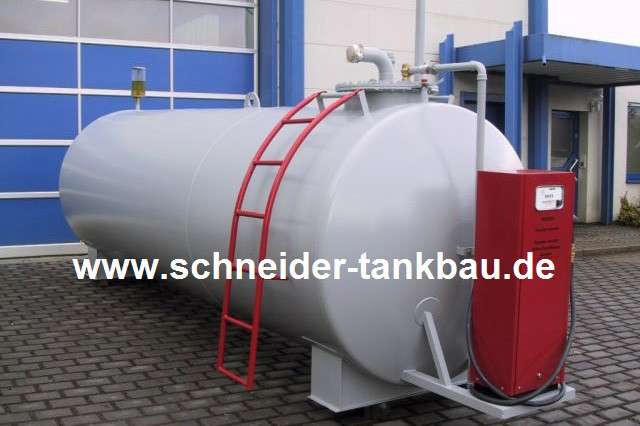 Grauer Dieseltank mit 10.000 Liter Fassungsvermögen, roter Leiter und montierter Zapfsäule vor einer Halle.