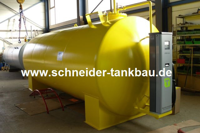 Frontansicht eines gelben Dieseltanks mit 20.000 Liter Fassungsvermögen und montierter Zapfsäule.