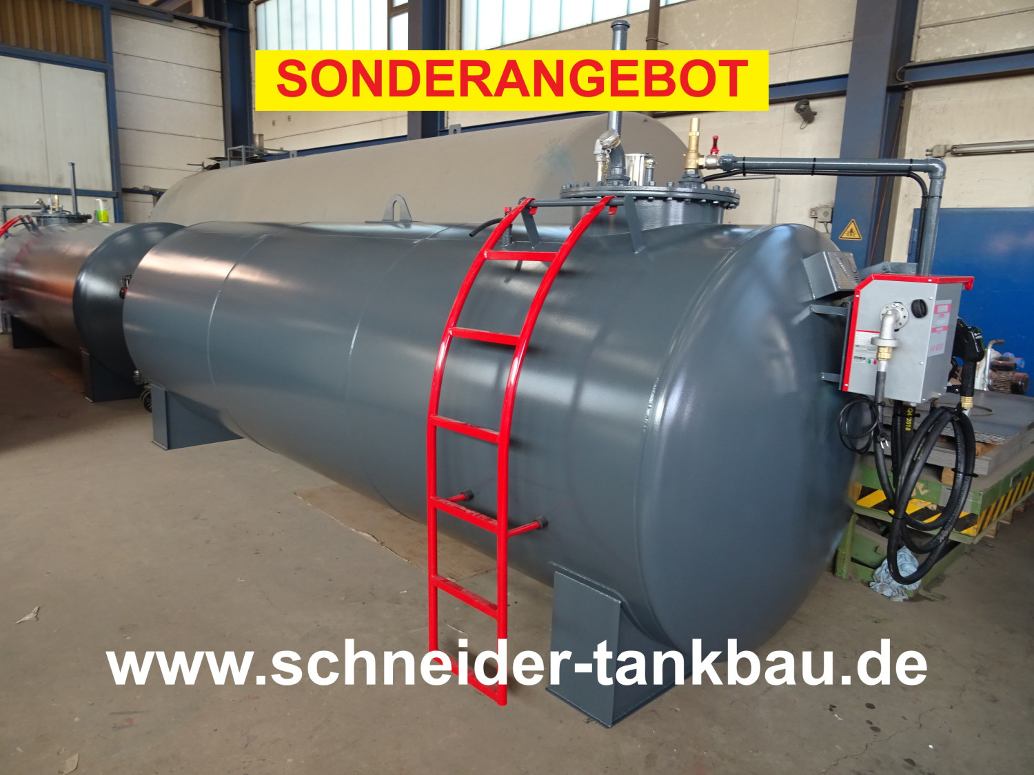 Grauer Dieseltank mit 10.000 Liter Fassungsvermögen und montierter Tankvorrichtung in einer Halle.
