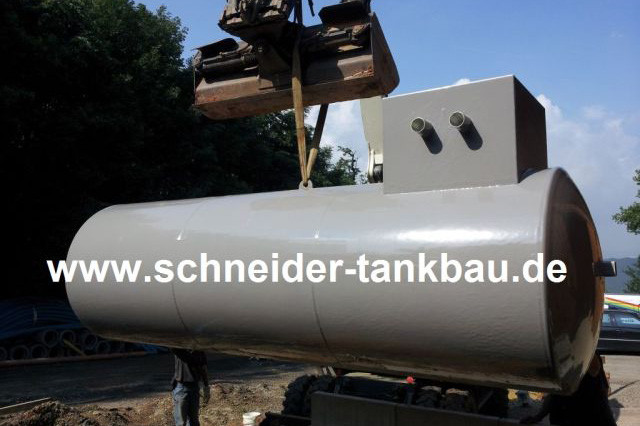 10.000 Liter Tank mit Anschlussstutzen wird per Bagger angehoben.