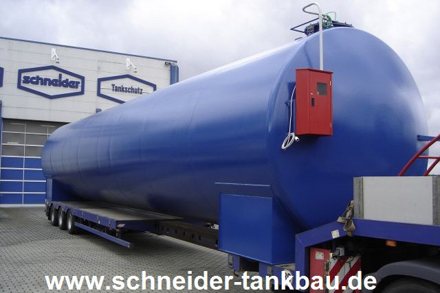 Blauer 100.000 Liter Flüssigdüngertank auf einem LKW, fotografiert von der Seite.
