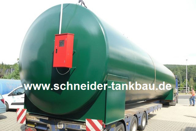 Moosgrüner 100.000 Liter AHL-Tank vorbereitet für den Abtransport auf einem LKW.