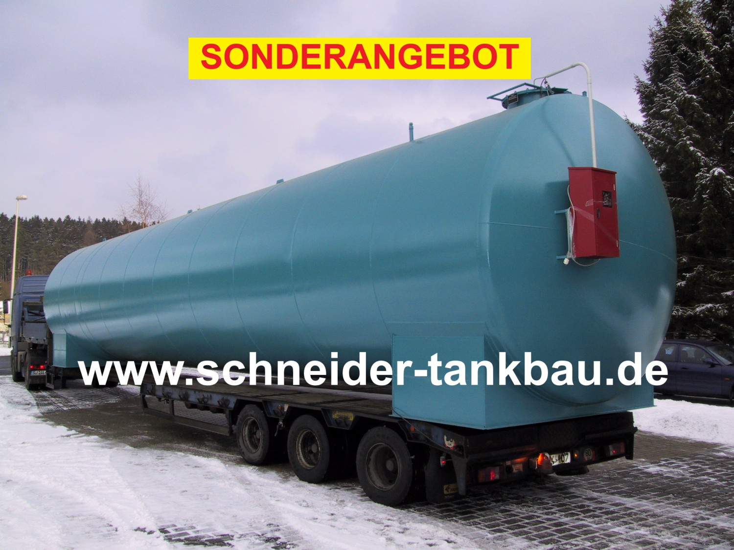 Rückansicht eines blauen Flüssigdüngertanks mit 100.000 Litern Fassungsvermögen auf einem LKW.