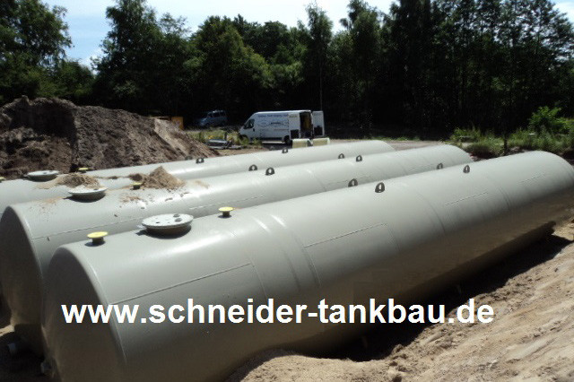 Mehrere graue 100.000 Liter Löschwassertanks mit Domschächten auf Baustelle.