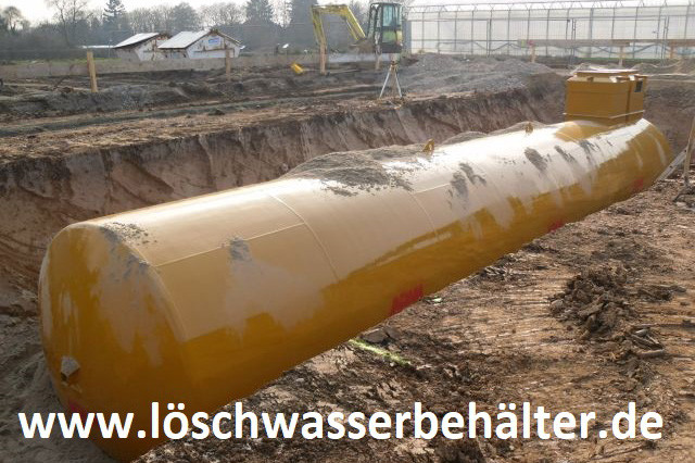 Gelber 100.000 Liter Löschwassertank mit Domschacht in einer Baugrube. 