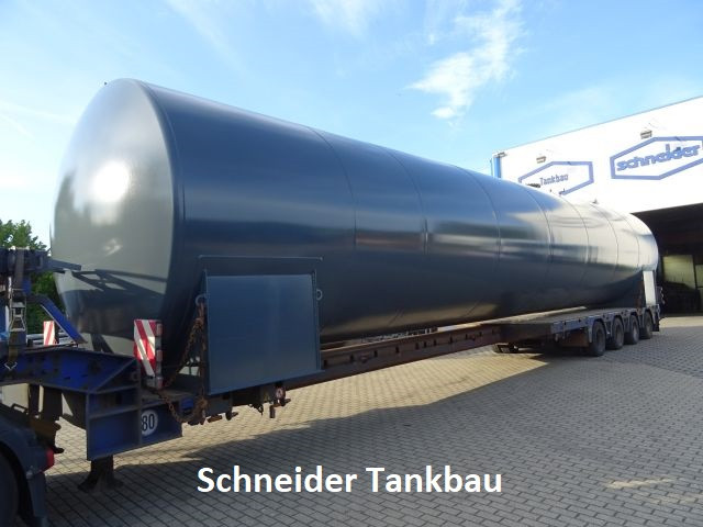 Fronansicht eines grauen Stahltanks mit 100.000 Liter Fassungsvermögen auf einem LKW vor der Halle.