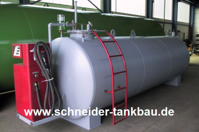 Grauer Dieseltank mit 13.000 Liter Fassungsvermögen und montierter Tanksäule in rot.