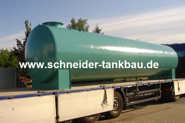 Grüner Heizöltank mit 16.000 Liter Fassungsvermögen auf der Ladefläche eines stehenden LKW.