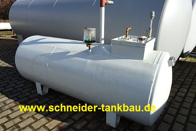 Draufsicht eines weißen 2.000 Liter Heizöltanks mit Peripherie auf einem Hof.