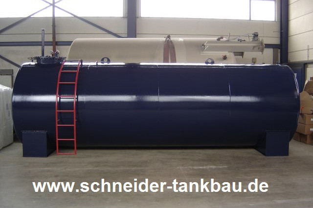 Seitenansicht eines blauen Heizöltanks mit 20.000 Liter Fassungsvermögen und roter Leiter in einer Halle.