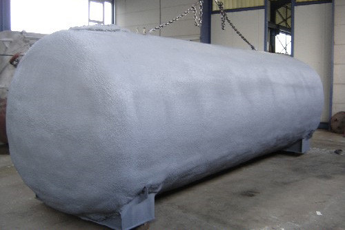 Grauer 20.000 Liter Löschwassertank mit Spritzschaum-Isolierung.