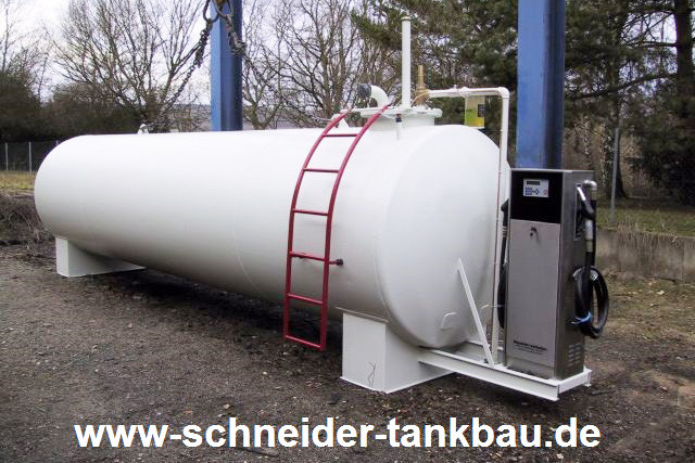 Weißer Dieseltank mit 25.000 Liter Fassungsvermögen mit montierter Zapfsäule im Außengelände.