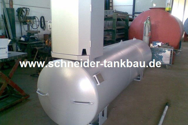Sanierter grauer Heizöltank mit 3.000 Liter Volumen in einer Halle.