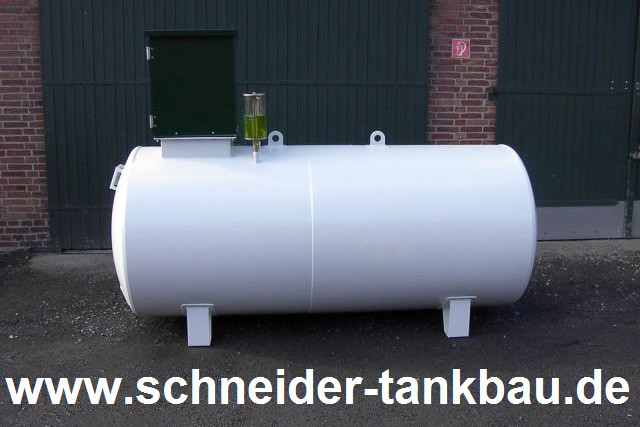 3.000 Liter Stahltank mit Zubehör vor einem grünen Hallentor. 