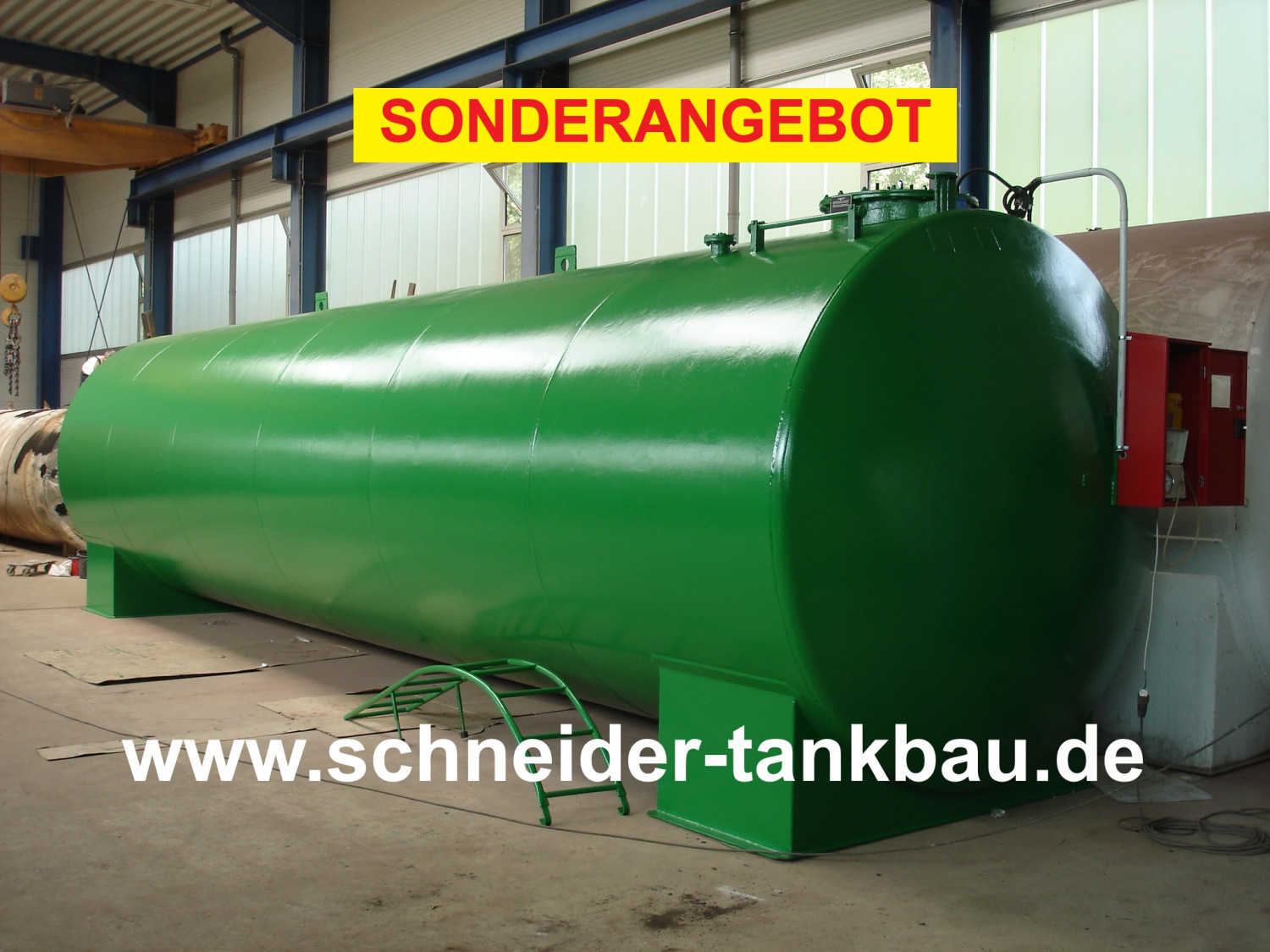 Grünes AHL-Tanklager mit 30.000 Liter Fassungsvermögen in einer Halle.