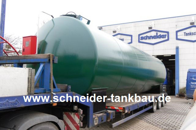 Frontansicht eines grünen 30.000 Liter Flüssigdüngertanks auf einem LKW.