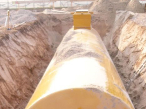 Nahaufnahme eines 30.000 Liter Erdtanks in Baugrube von oben