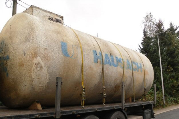Gebrauchter Löschwasserbehälter auf einem LKW vor der Sanierung. 