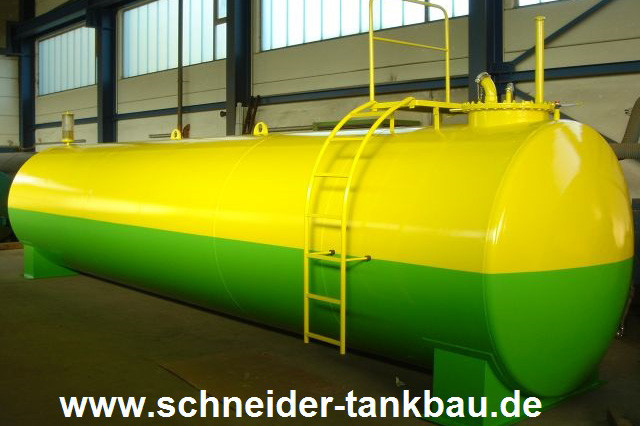 Seitenansicht eines halb gelb, halb grünen Heizöltanks mit 30.000 Liter Fassungsvermögen und Leiter.