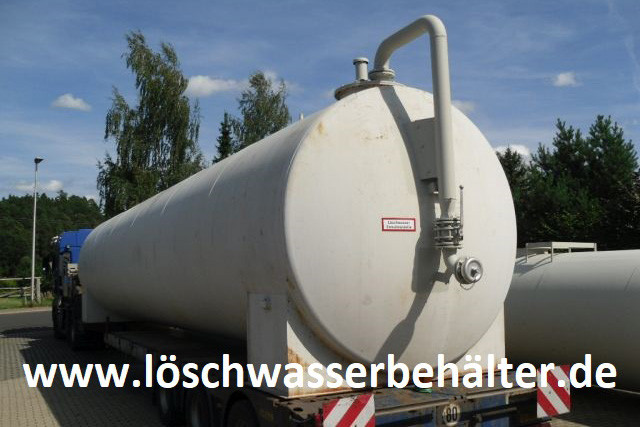 Grauer Löschwasserbehälter mit 30.000 Liter Fassungsvermögen auf der Ladefläche eines stehenden LKW.