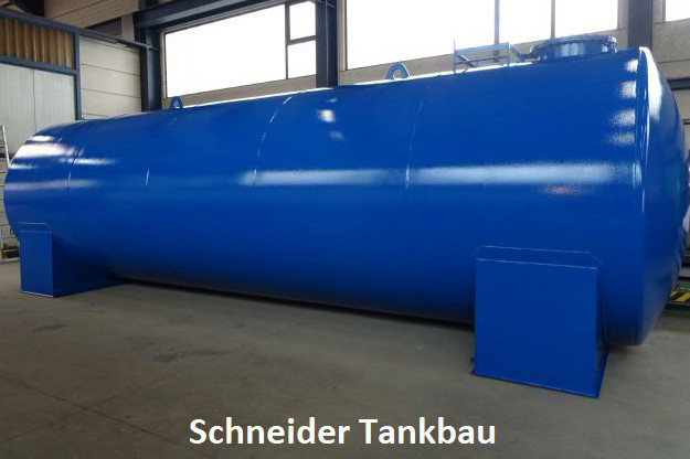 Seitenansicht eines blauen Heizöltanks mit 40.000 Liter Fassungsvermögen in einer Halle.