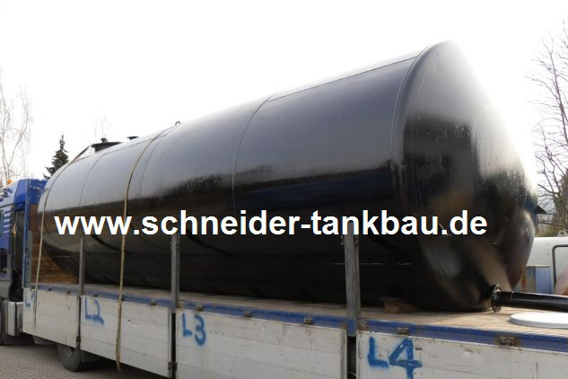Schwarzer Erdtank mit 40.000 Liter Fassungsvermögen auf einem LKW. 
