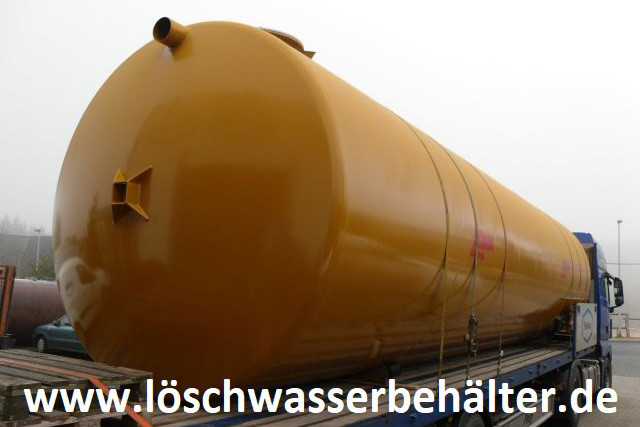 Sanierter gelber Löschwassertank mit 40.000 Liter Fassungsvermögen auf der Ladefläche eines LKW. 