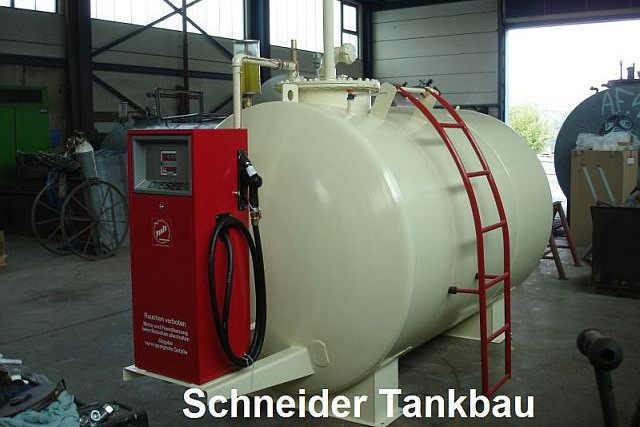 Cremefarbener Dieseltank mit einem Fassungsvermögen von 5.000 Litern und montierter Tanksäule.