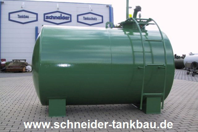 Grüner Heizöltank mit 5.000 Liter Fassungsvermögen und grüner Leiter vor einer Halle.