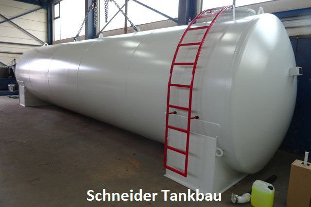 Grauer Heizöltank mit 50.000 Liter Fassungsvermögen und roter Leiter in einer Halle.