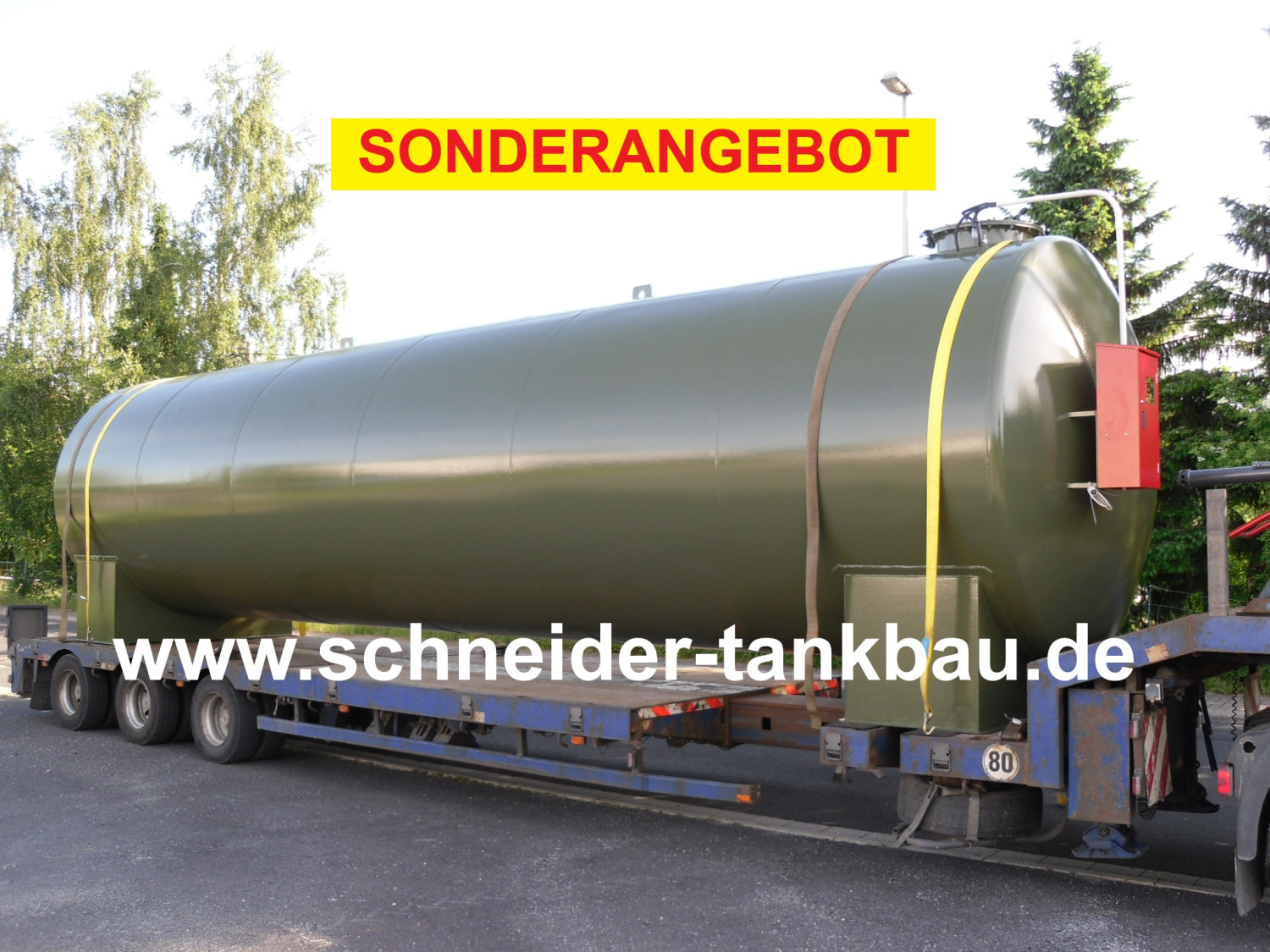 Braun-grauer Flüssigdünger-Tank mit 50.000 Liter Fassungsvermögen mit Spanngurten befestigt auf einem LKW.