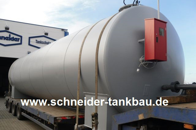 50.000 Liter Flüssigdüngertank in der Farbe grau mit Spanngurten auf einem LKW gesichert. 