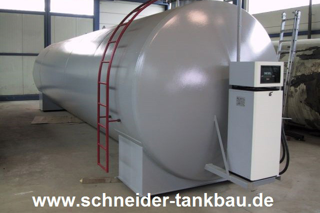 Graue Dieseltankanlage mit 50.000 Liter Fassungsvermögen und roter Leiter in einer Halle.