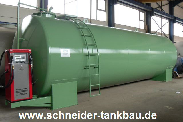 Grüner Dieseltank mit 50.000 Liter Fassungsvermögen und montierter Zapfsäule in einer Halle.