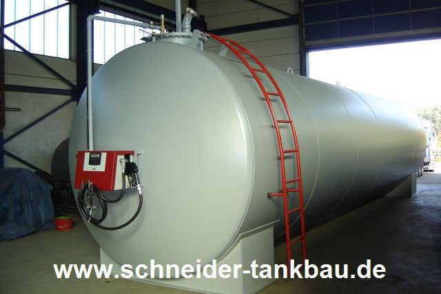 Frontansicht einer grauen 50.000 Liter Betriebstankstelle in einer Halle.