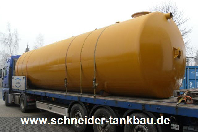 Großer orangefarbener Tank auf einem Lkw-Tieflader transportiert.