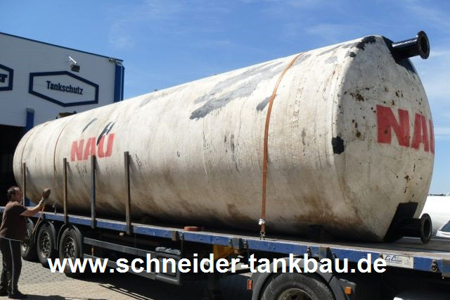 Gebrauchter Löschwassertank vor der Sanierung auf der Ladefläche eines LKW. 