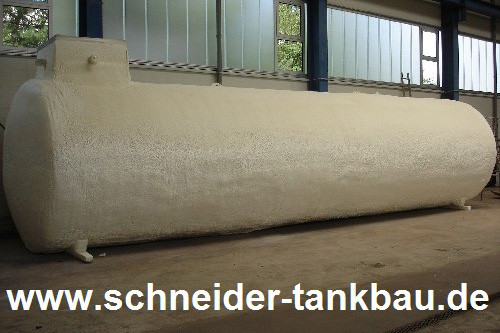 Liegender Tank mit Schaumstoff-/Isolierbeschichtung in Werkshalle.
