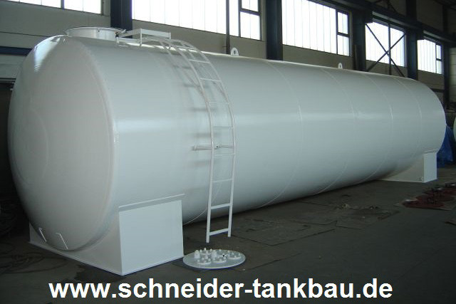 Hellgrauer Heizöltank mit 50.000 Liter Fassungsvermögen und gleichfarbiger Leiter in einer Halle. 