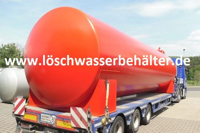Ein roter 60.000 Liter Löschwassertank auf der Ladefläche eines LKW bereit zum Transport.