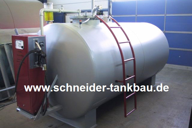Grauer Dieseltank mit 7.000 Liter Fassungsvermögen und montierter Tankanlage in einer Halle.