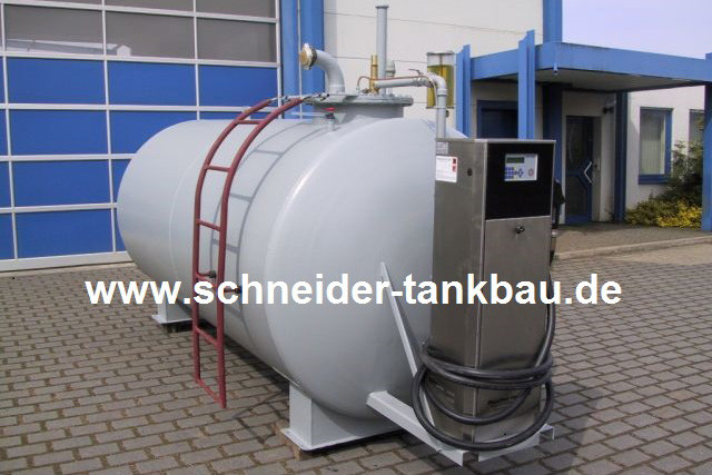 Grauer Dieseltank mit 7.000 Liter Fassungsvermögen und montierter Zapfsäule in einer Halle.