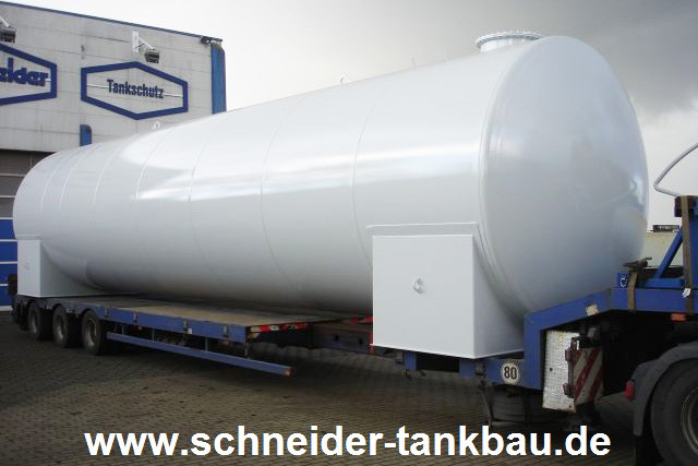 Ein 80.000 Liter Diesel- oder Heizöltank in der Farbe weiß auf einem LKW.