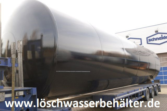 Schwarzer 80.000 Liter Löschwasser Erdtank auf Tieflader vor einer Halle. 