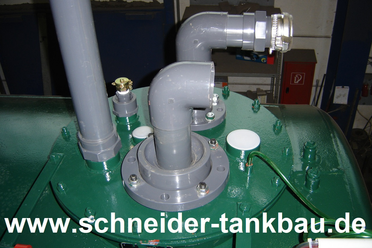Detailansicht eines Tankdeckels mit installierten PVC-Anschlüssen auf dem Domdeckel.