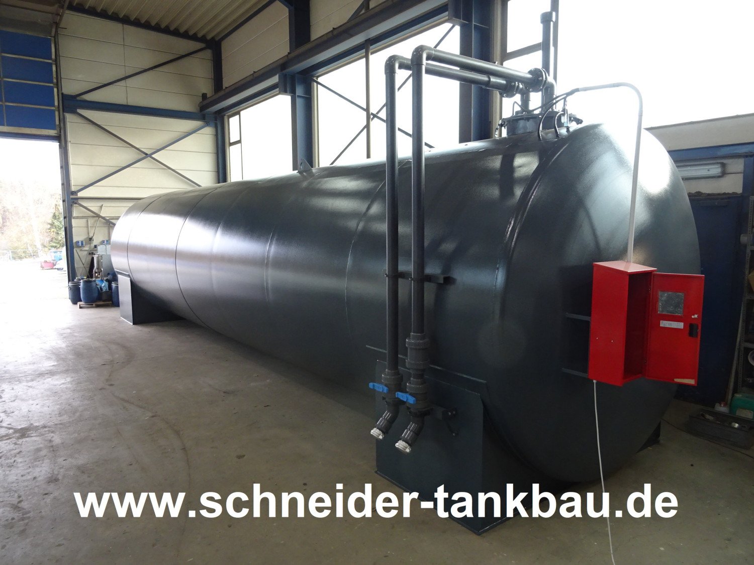 Ansicht eines grauen Flüssigdüngertanks mit seitlich installierten PVC-Anschlüssen.
