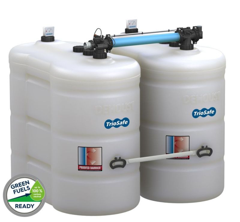 2 kunststoff batterietanks nebeneinander und miteinander verbunden