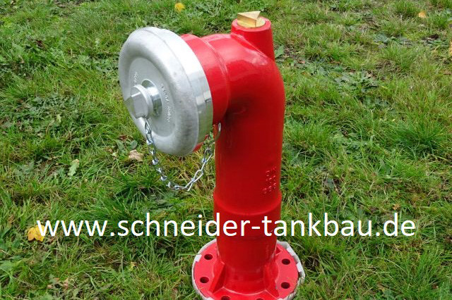 Detailaufnahme eines roten Sauganschluss DIN14244 mit A-Kupplung.